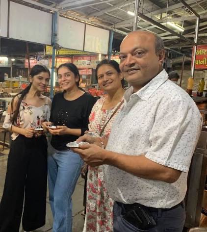 સાંજના સમયે ખાણીપીણીની લારી પર ત્રણ મહિલાઓ સાથે મહેશ સવાણી