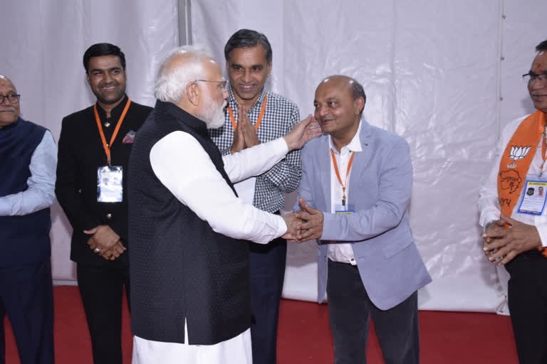એક કાર્યક્રમમાં મહેશ સવાણીનું અભિવાદન કરતા વડાપ્રધાન નરેન્દ્ર મોદી