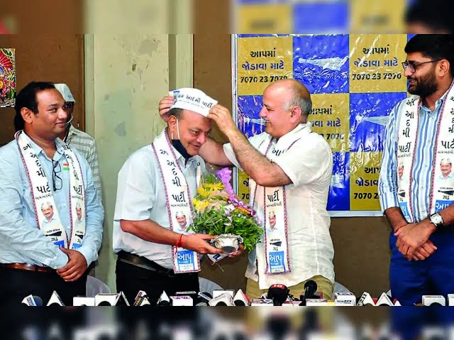 મહેશ સવાણીને ટોપી પહેરાવતા મનીષ સિસોદિયા