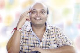 સ્મિત કરતા મહેશ સવાણીની એક સહજ તસવીર