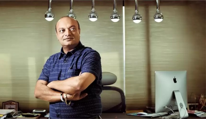 પોતાની ઓફિસમાં હાથ વાળીને ઊભેલા મહેશ સવાણી