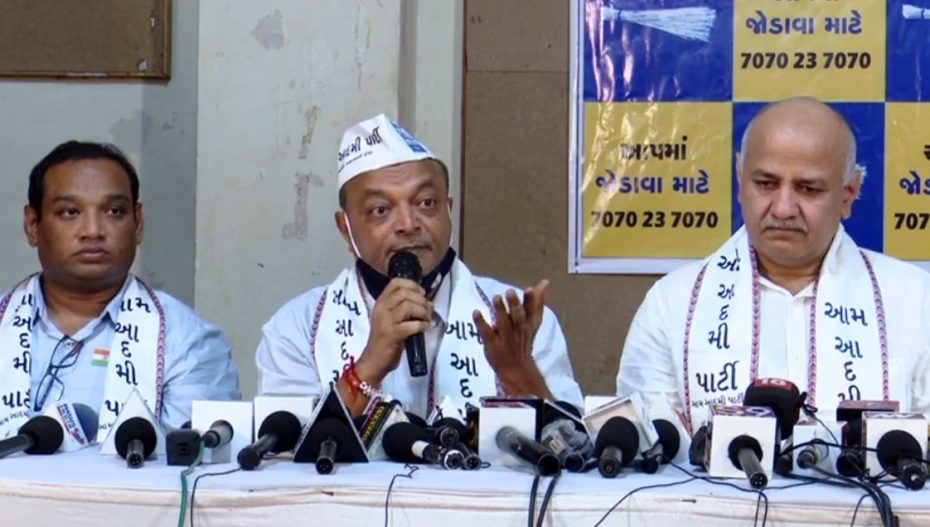 મનીષ સિસોદિયાની બાજુમાં પત્રકાર પરિષદને સંબોધતા મહેશ સવાણી