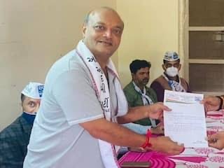 એક પાર્ટી કાર્યાલયમાં દસ્તાવેજ હાથમાં લઈને ઊભેલા મહેશ સવાણી